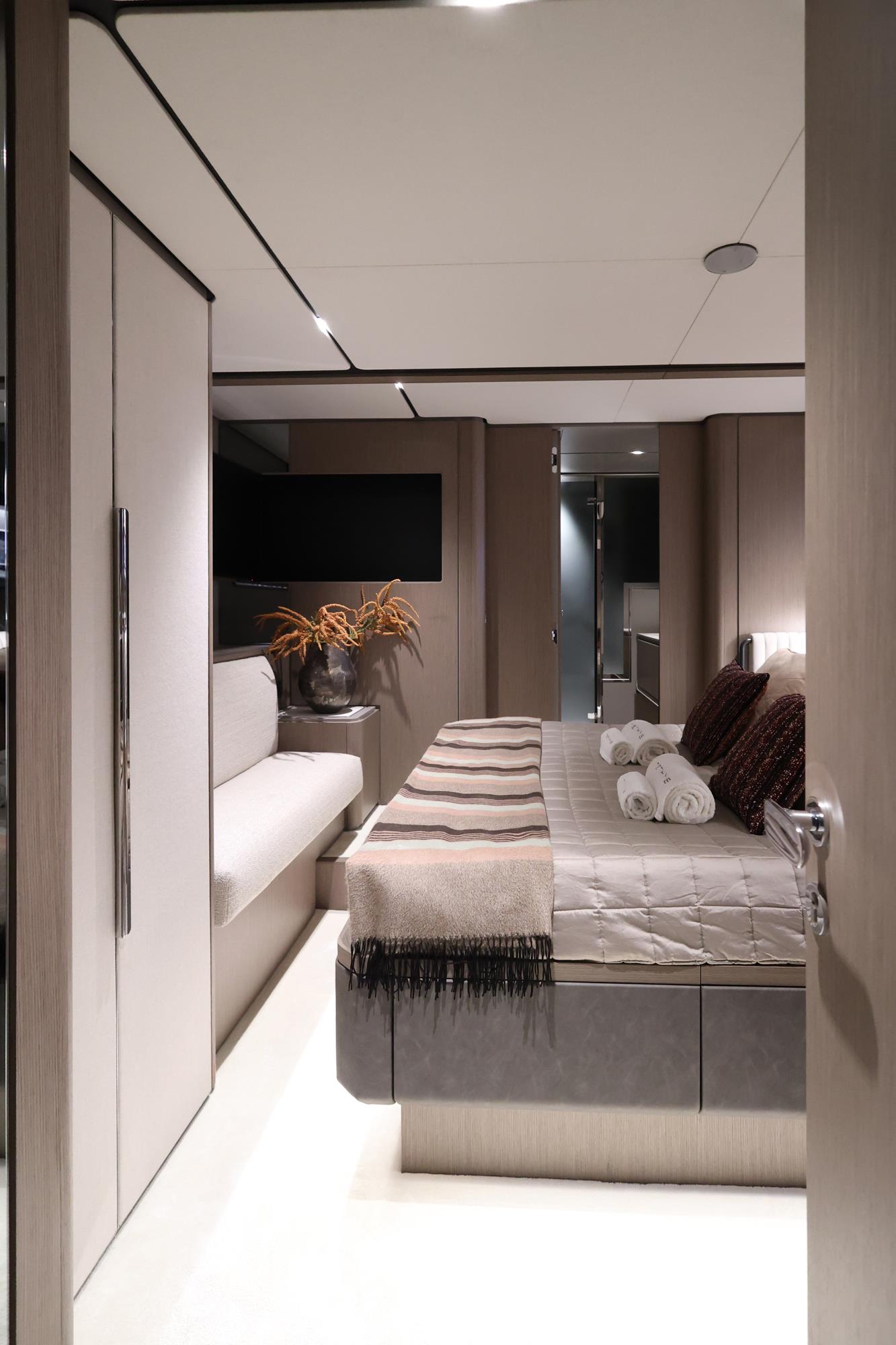 2024 FERRETTI YACHTS INFYNITO 90 